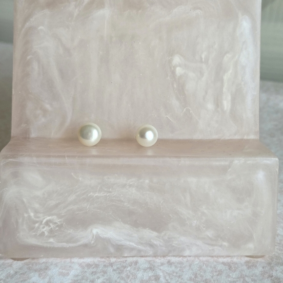 14K Gold Pearl Stud Earrings – White 7mm - Picture 4 of 11